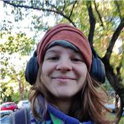 Studentessa aiuta a fare i compiti dai bambini delle elementari fino agli studenti liceali